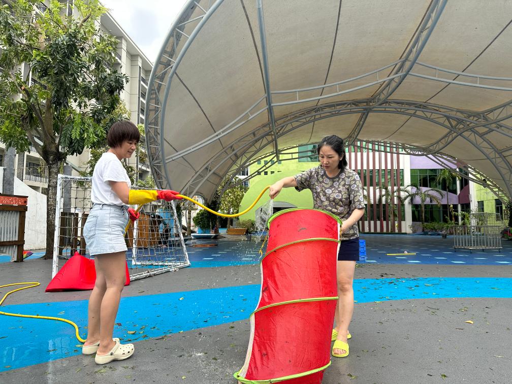   海口市教育幼儿园在台风过后进行室外环境清理。新华社记者 陈凯姿 摄